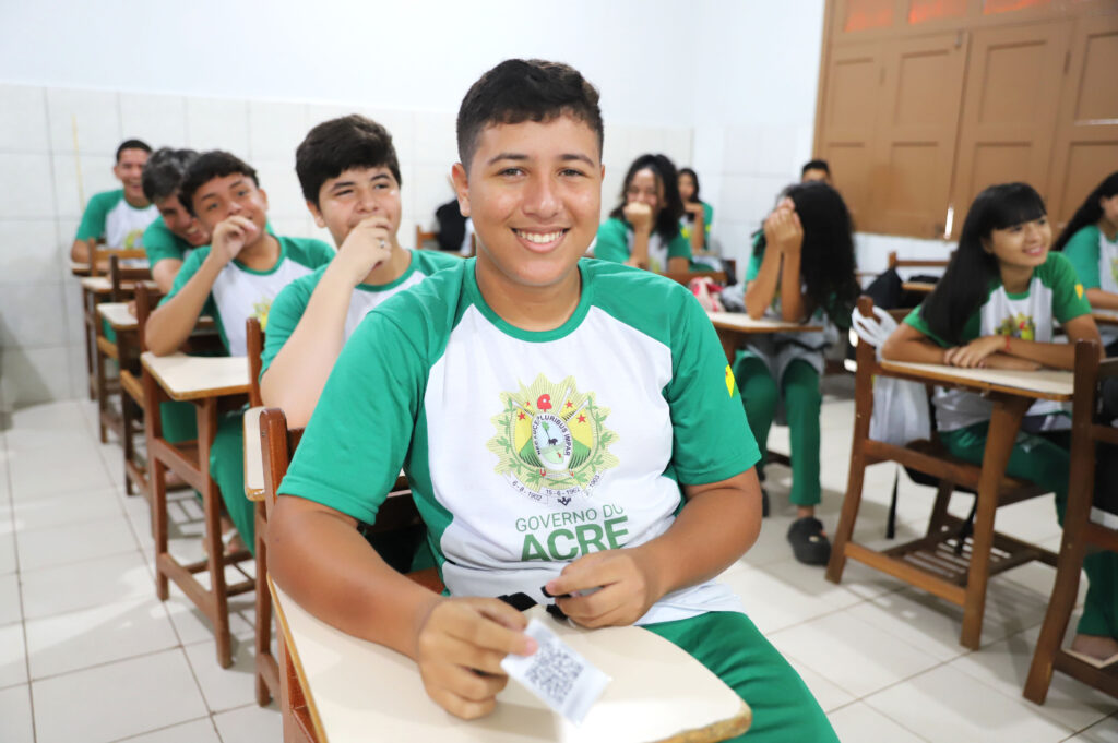 Realidade do Acre exige soluções próprias. Adaptar o calendário é garantir o direito de aprender. Foto: Mardilson Gomes/SEE