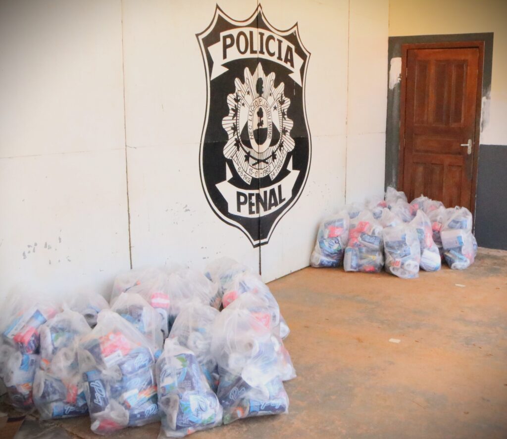 Entrega de kits de higiene pessoal a detentas do presídio de Rio Branco