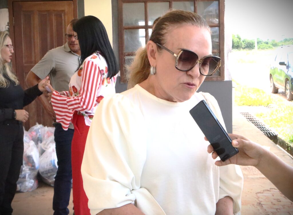 Vice-presidente do TJAC e coordenadora da Coinj, desembargadora Regina Ferrari participou da entrega do kits as detentas