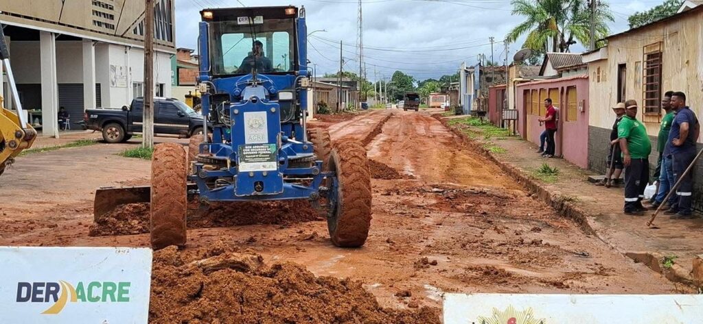 Dentre os serviços executados na cidade está serviços a manutenção na rodovia AC-475. Foto: Áquila Santos/Ascom Plácido de Castro
