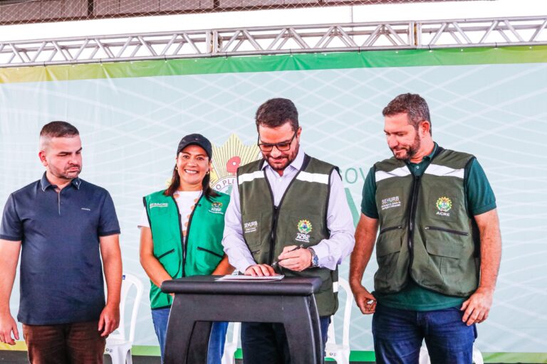 Em Tarauacá, governador Gladson Camelí assina autorização para a construção de novas unidades habitacionais