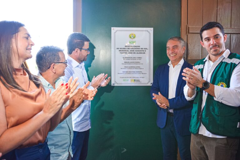 Em entrega de espaços culturais revitalizados, governador Gladson Camelí reinaugura Museu e Memorial José Augusto e o Teatro José de Alencar, em Cruzeiro do Sul