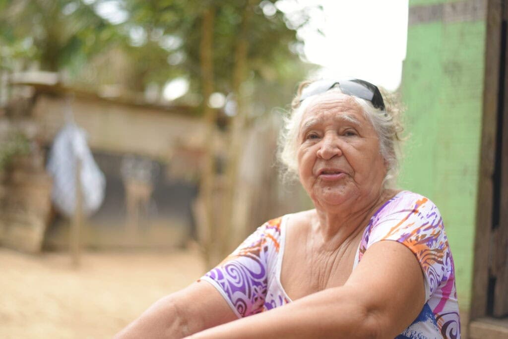 Moradora beneficiada em 2025 com acesso à água potável. Foto: Aleksandro Soares/Saneacre