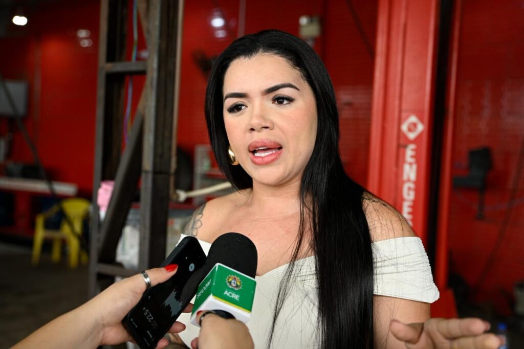 Hellen Farias é proprietária de uma borracharia na região do Complexo Viário. Foto: Clemerson Ribeiro/Secom