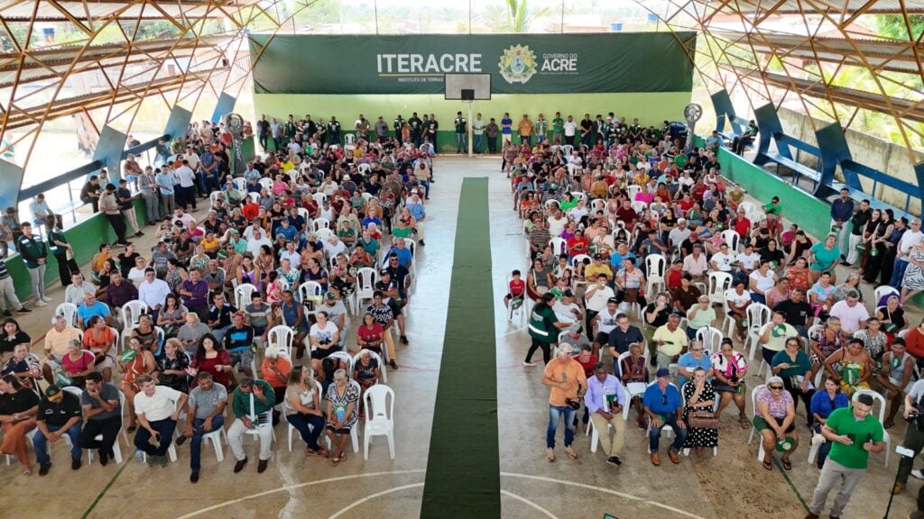 Foram entregues 400 títulos definitivos de propriedade urbana, rural e para entidades religiosas. Foto: Alefson Oliveira/Secom