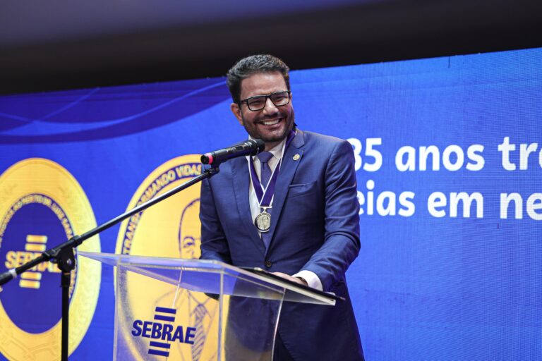 Em celebração aos 35 anos do Sebrae no Acre, governador recebe homenagem e destaca impacto da instituição no desenvolvimento do estado