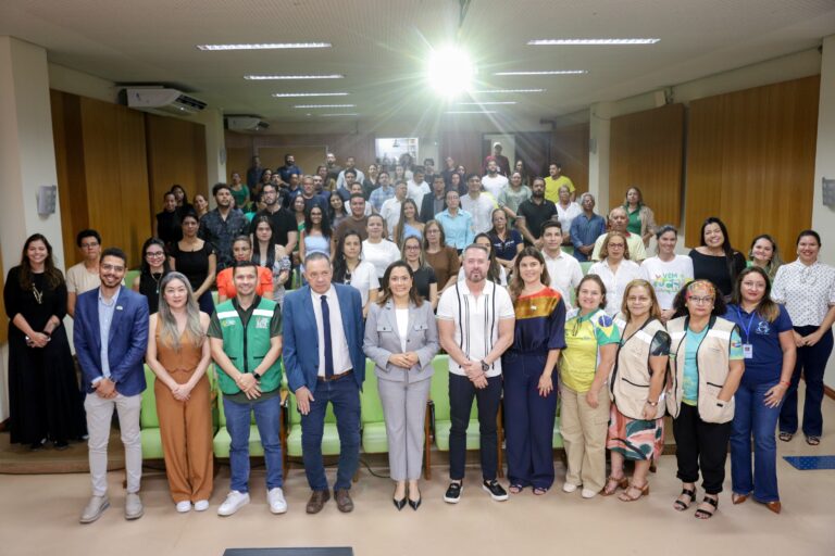 Vice-governadora Mailza entrega kits e carteiras profissionais para trabalhadores do turismo acreano