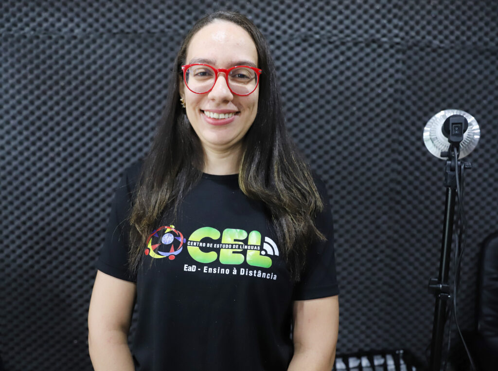 Coordenadora do Núcleo EaD do CEL, Ghislaine Brito explicou o funcionamento do curso e a metodologia adotada nas aulas online. Foto: Mardilson Gomes/SEE