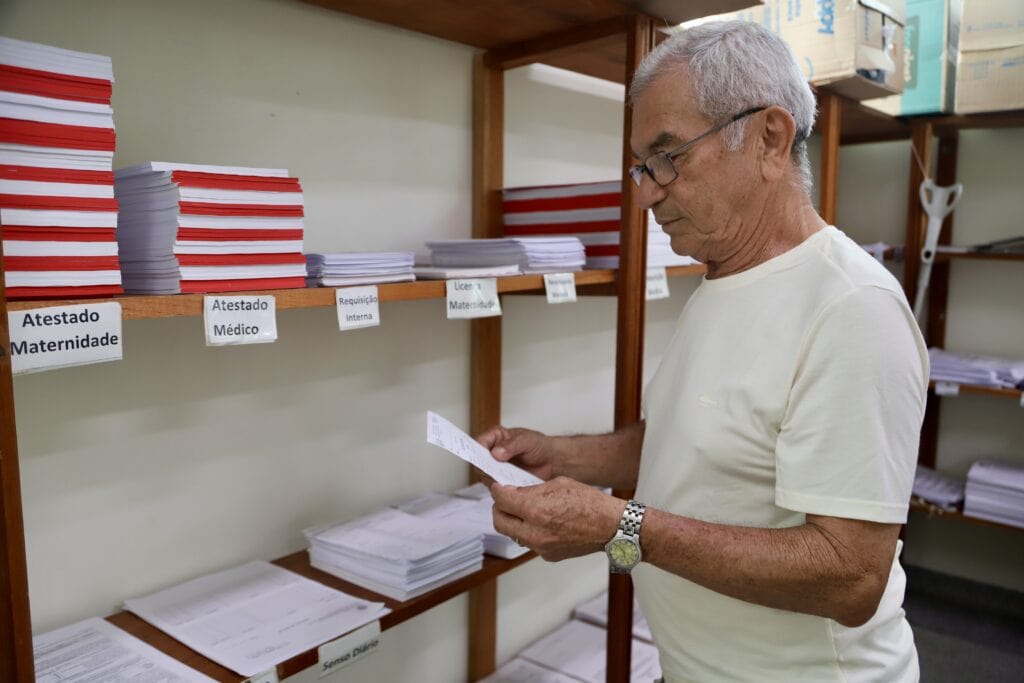 Trabalhando no sistema público de saúde há mais de 5 décadas, Armando Pereira enfatiza: “Eu gostaria que todo mundo soubesse que o paciente é o nosso patrão”. Foto: Alice Leão/Secom