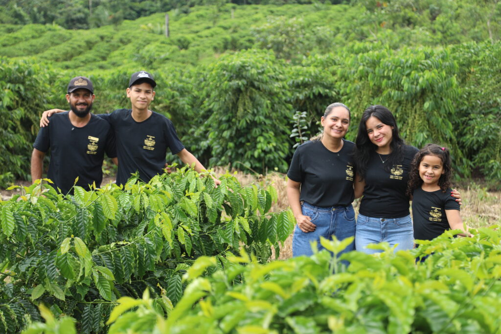 Raízes familiares e preservação da floresta impulsionam produção sustentável de café na Reserva Chico Mendes
