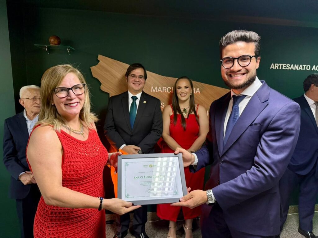 A assessora de gabinete da Repac, Ana Cláudia Guerreiro, recebeu Moção de Reconhecimento das mãos do diretor-executivo do órgão, Samuel Lisboa. Foto: Wesley Moraes/Repac