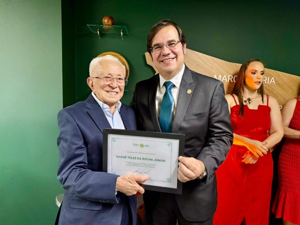Ex-governador Nabor Júnior recebe Moção de Reconhecimento das mãos do secretário da Repac, Fabio Rueda. Foto: Wesley Moraes/Repac