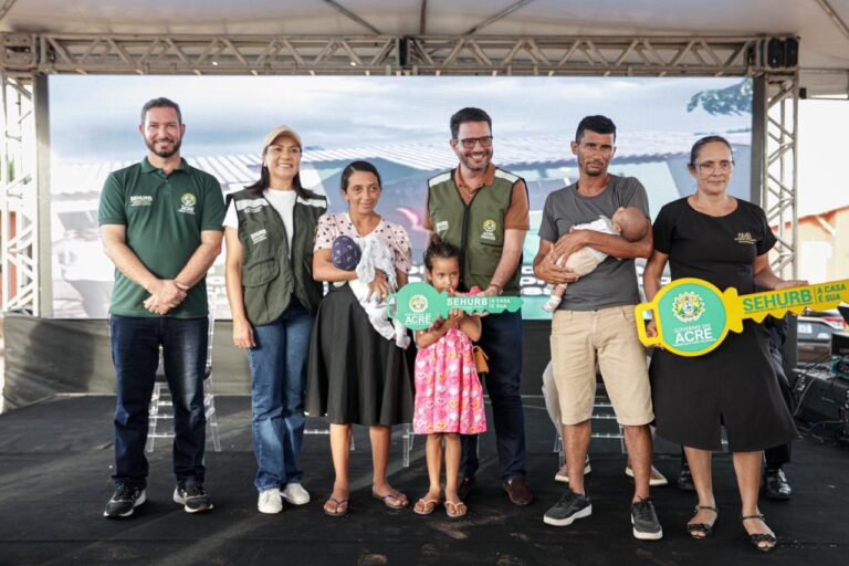 Governador e vice entregam 80 casas do populares na Cidade do Povo