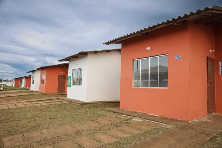 Governo realiza 3ª entrega de 100 unidades habitacionais na Cidade do Povo nesta terça