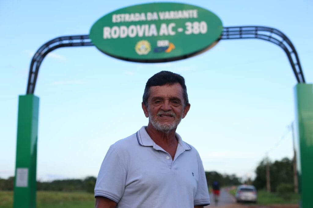 Geraldo relembra como a Variante era apenas um corredor de lama e relata espera de décadas para ver local asfaltado. Foto: Dhárcules Pinheiro/Secom