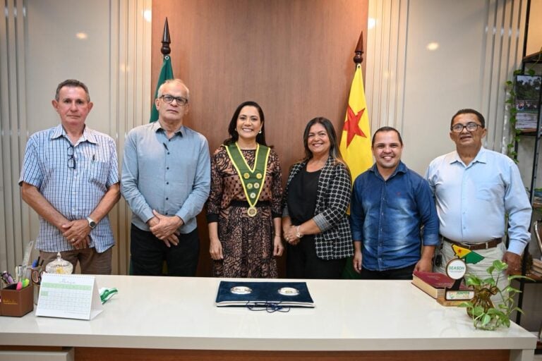 Governadora em exercício Mailza recebe Comenda Elo Social no Acre