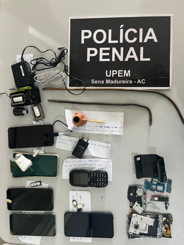 Celulares e carregadores foram apreendidos em Sena Madureira. Foto: Zayra Amorim