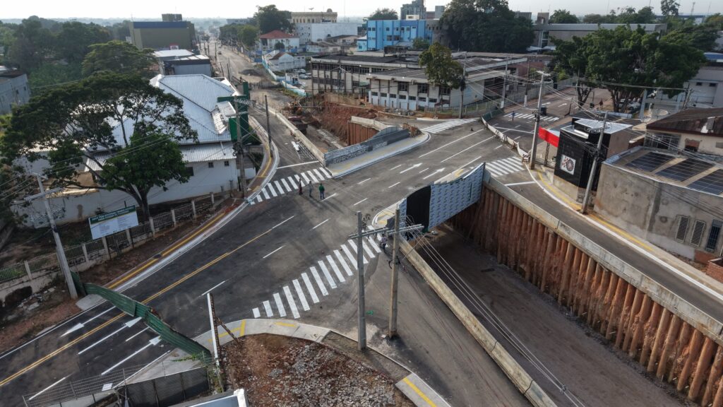 Circulação de veículos será mantida em sentido duplo, com a instalação de três semáforos na altura do Colégio de Aplicação. Foto: Alefson Domingos/Secom