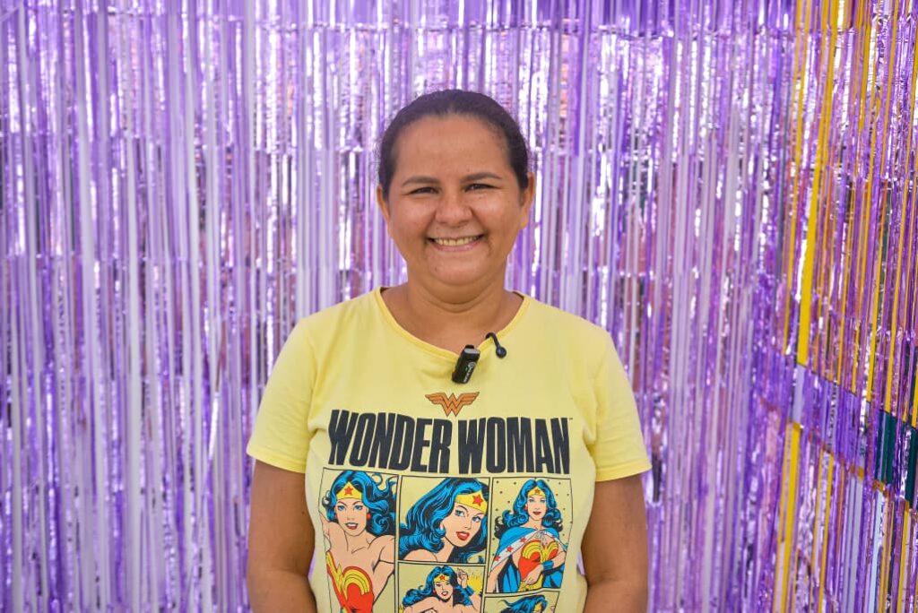 Gerbiana Damião: “Busquei aqui atendimento psicológico, pois acredito que a área psicológica é fundamental. Eu mesma enfrentei a depressão após um diagnóstico de câncer de mama em 2016. Foi então que percebi a importância crucial da saúde mental em nossas vidas. Sem saúde mental, nada funciona”. Foto: Marcos Santos/ Secom