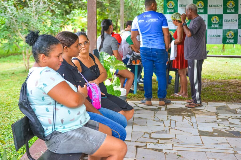 Na garantia do acesso a direitos, moradoras do Ramal da Tucandeira são contempladas com diversos serviços em alusão ao Mês da Mulher. Foto: Marcos Santos/Secom