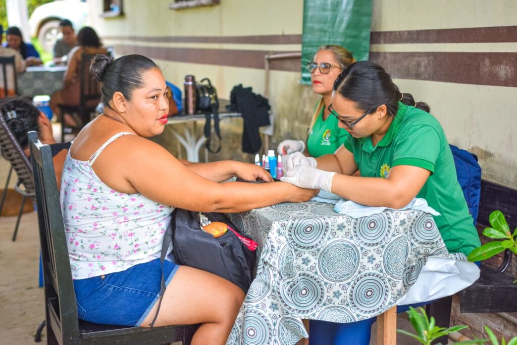 Entre os atendimentos, destaca-se o serviço de autocuidado, promovendo beleza, autoestima e empoderamento às mulheres. Foto: Marcos Santos/Secom