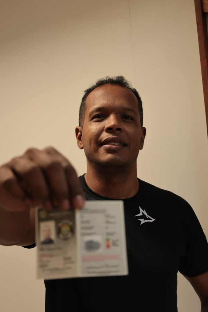 Policial penal Jamildo Celestino foi um dos primeiros policiais penais a receber o documento. Foto: Antonio Moura/Iapen