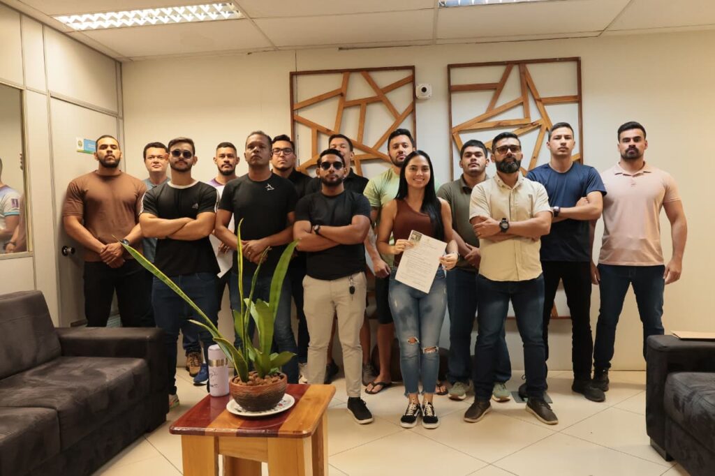 Primeira turma de policiais penais recém-formados a receber a carteira funcional. Foto: Antonio Moura/Iapen