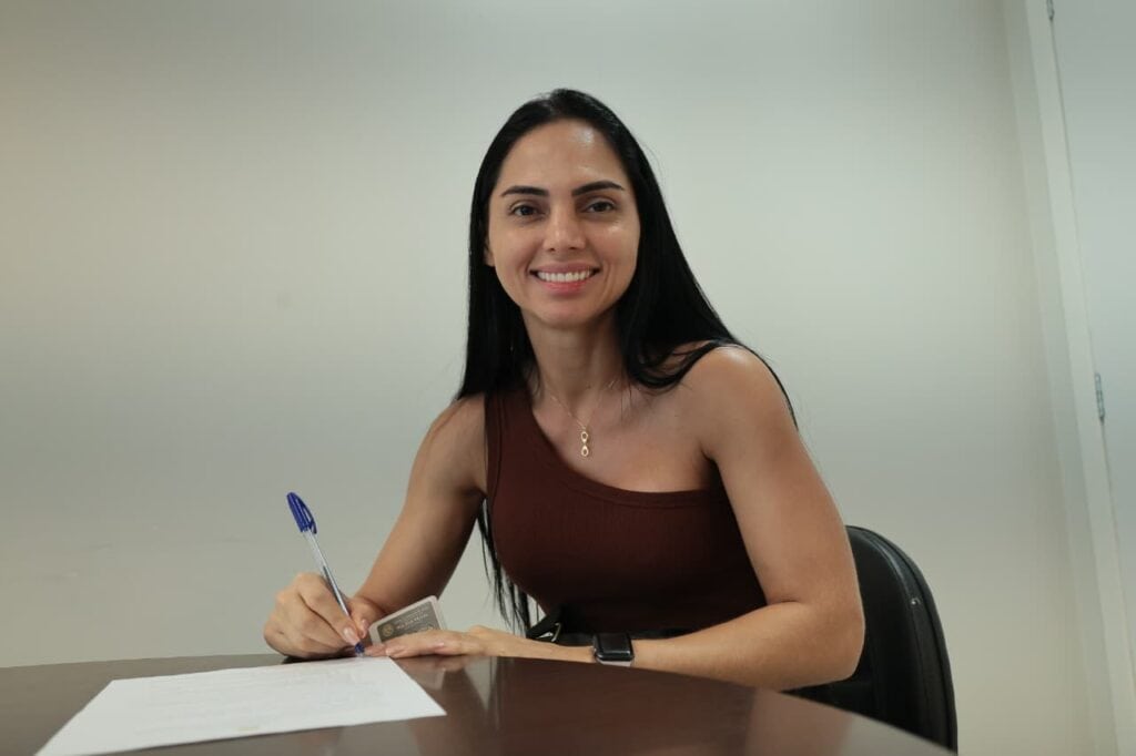 Policial penal Bruna Delilo comemora o recebimento de sua carteira funcional. Foto: Antonio Moura/Iapen