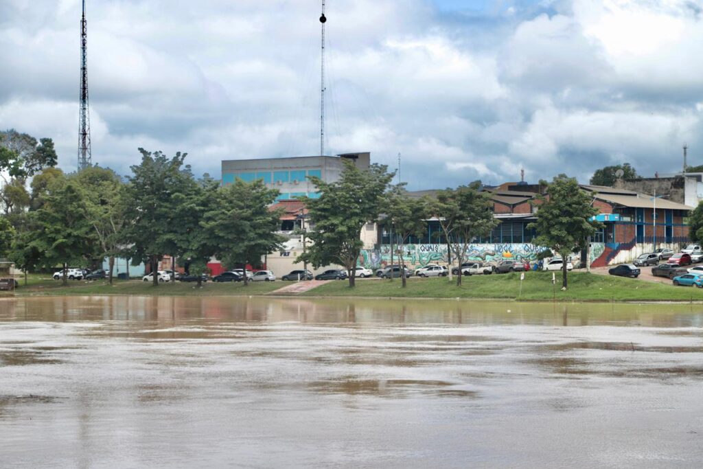 Águas do Rio Acre se aproximam do bairro Base. Foto Alice Leão
