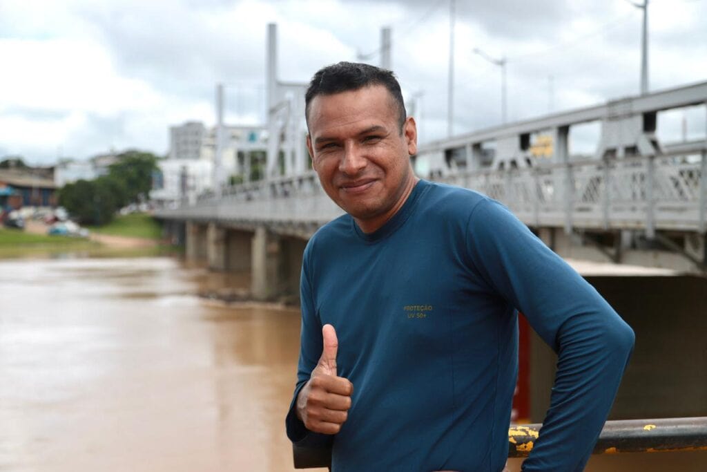 Jonas Gomes acompanhava o nível das águas nesta manhã. Foto: Alice Leão