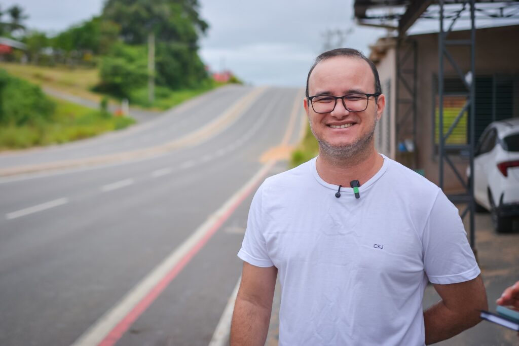 Morador e empresário que trabalha no entorno da AC-405 é um dos beneficiados com a melhoria da rodovia. Foto: Marcos Santos/ Secom