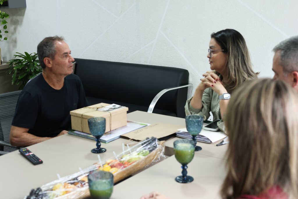 Secretária Nayara Lessa (à direita) durante conversa com o jornalista. Foto: Dhárcules Pinheiro/Secom