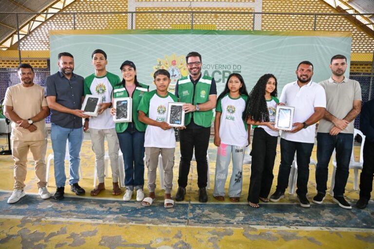 Gladson e Mailza entregam kits escolares, autorizam manutenção de escolas e assinam convênio com Prefeitura de Jordão