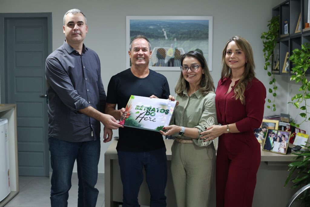 Clayton Conservani recebeu de presente do governo do Estado um álbum com fotografias do Acre. Foto: Dhárcules Pinheiro/Secom