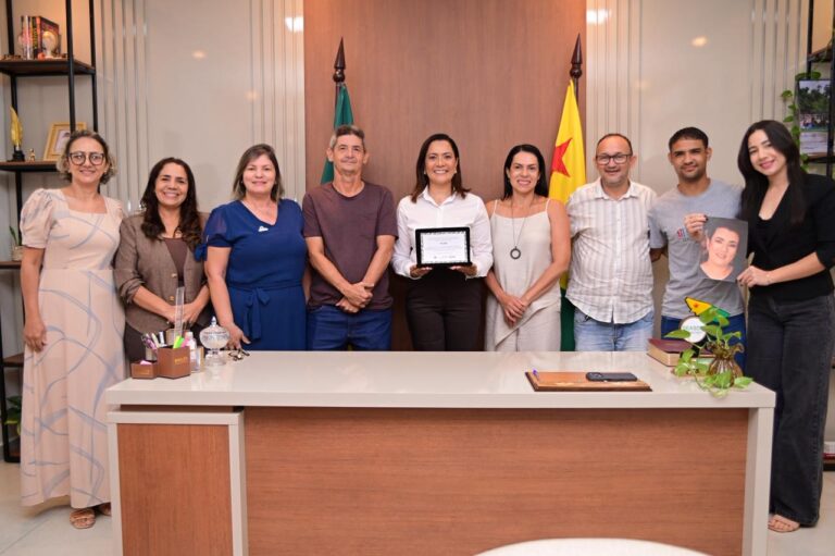 Equipe da SEASDH entrega à vice-governadora prêmio nacional por sistema inovador de cadastro de migrantes