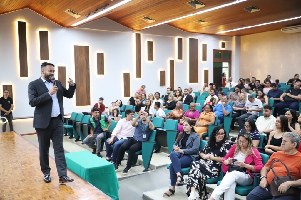 Secretário Aberson Carvalho destacou os investimentos do governo na educação. Foto: Mardilson Gomes/SEE
