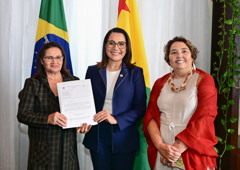 Mailza Assis recebe lista tríplice e decidirá novo conselheiro do TCE