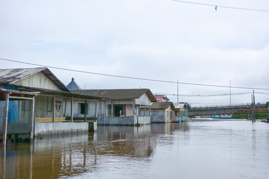 Casas ficam parcialmente submersas com a elevação do Rio Juruá em Cruzeiro do Sul. Foto: Marcos Santos/Secom