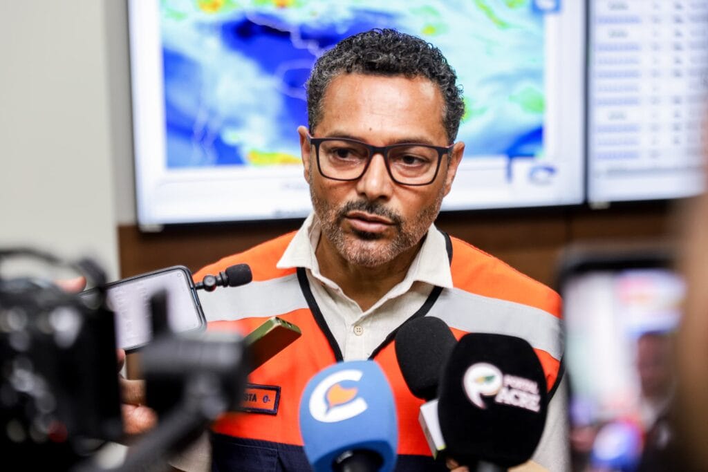 Coronel Carlos Batista, da Defesa Civil Estadual, falou sobre atuação do governo frente aos eventos extremos. Foto: Neto Lucena/Secom.