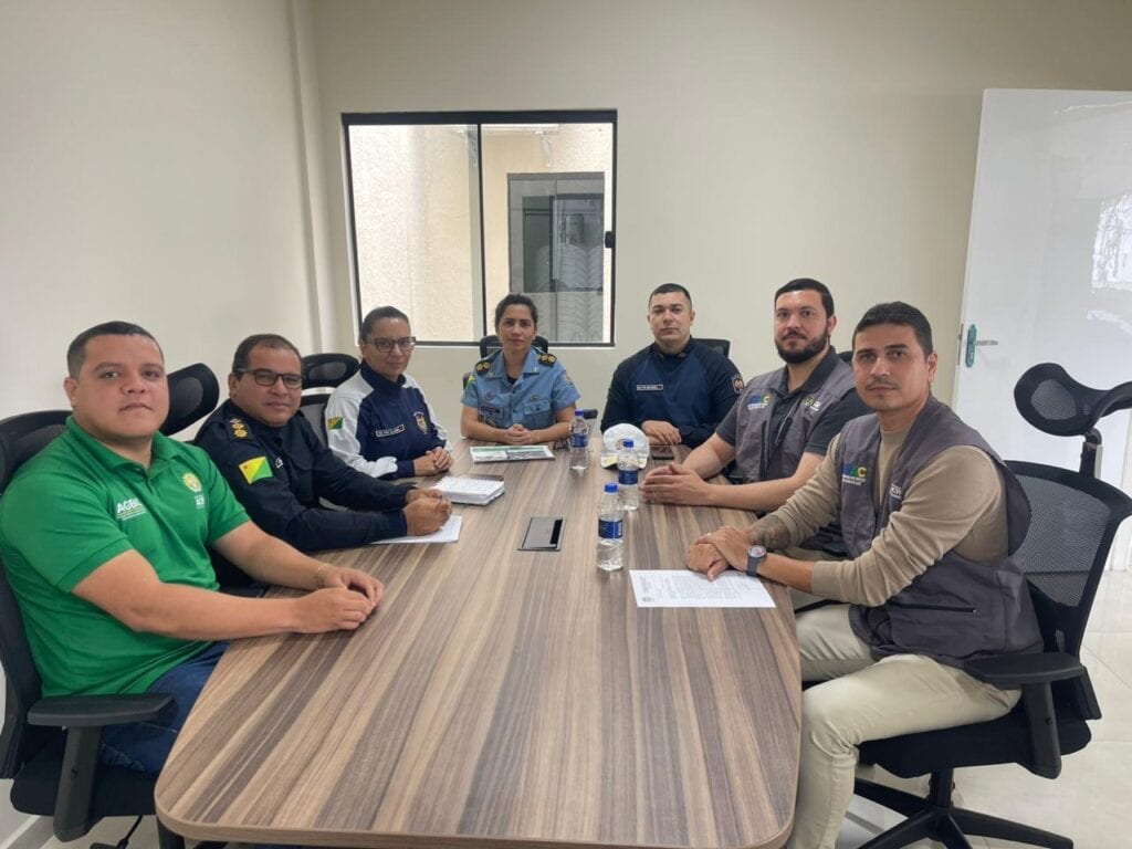 Representantes da Ageac e da Polícia Militar alinham ações para fortalecer a fiscalização do transporte intermunicipal. Foto: cedida