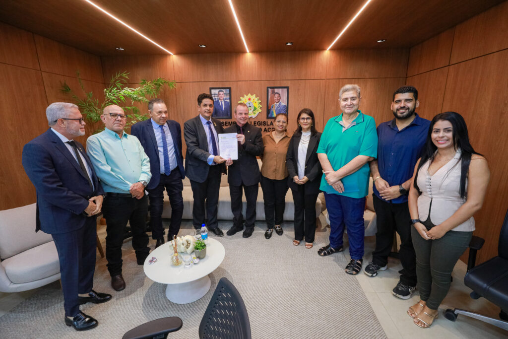 Secretário da Fazenda e equipe técnica formalizam entrega de balanço-geral à casa legislativa. Foto: Ascom/Aleac