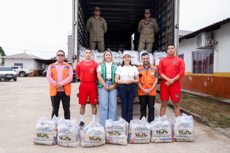 Governadora Mailza acompanha chegada de cestas básicas para famílias atingidas pela cheia e anuncia reforma do Batalhão do Corpo de Bombeiros em Tarauacá