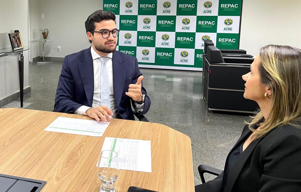 Secretário da Repac, Samuel Lisboa, e a defensora pública-geral, Juliana Marques, tratam sobre avanços para a Defensoria e para o acesso à Justiça. Foto: Dilma Tavares/Repac