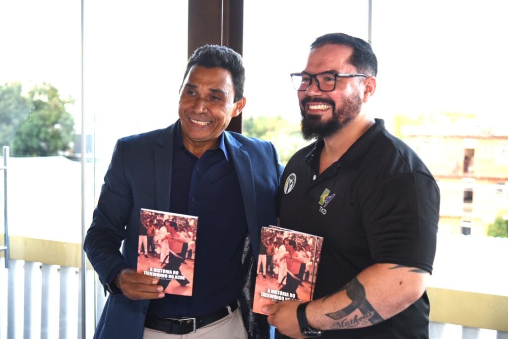 Livro A história do taekwondo no Acre, lançado no último dia 11, em Rio Branco, pelo historiador, caricaturista e artista plástico Enilson Amorim. Foto: Selmo Melo/Divulgação