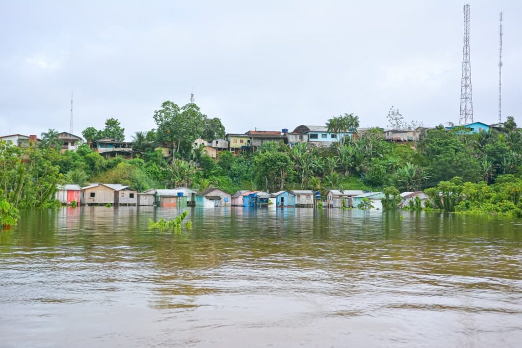 Elevação do Rio Juruá afeta diretamente quem vive às margens do rio e em bairros próximos. Foto: Marcos Santos/Secom