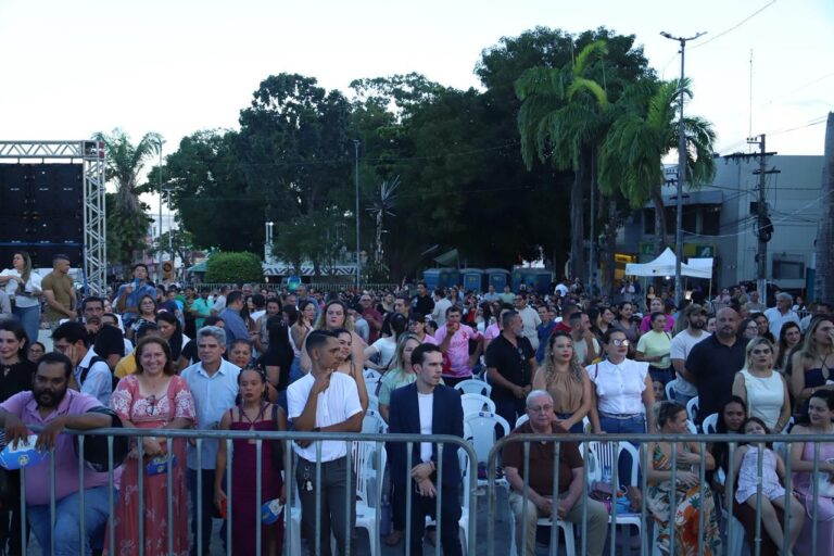 População acompanha cerimônia de transmissão de cargo entre Gladson Camelí e Mailza Assis