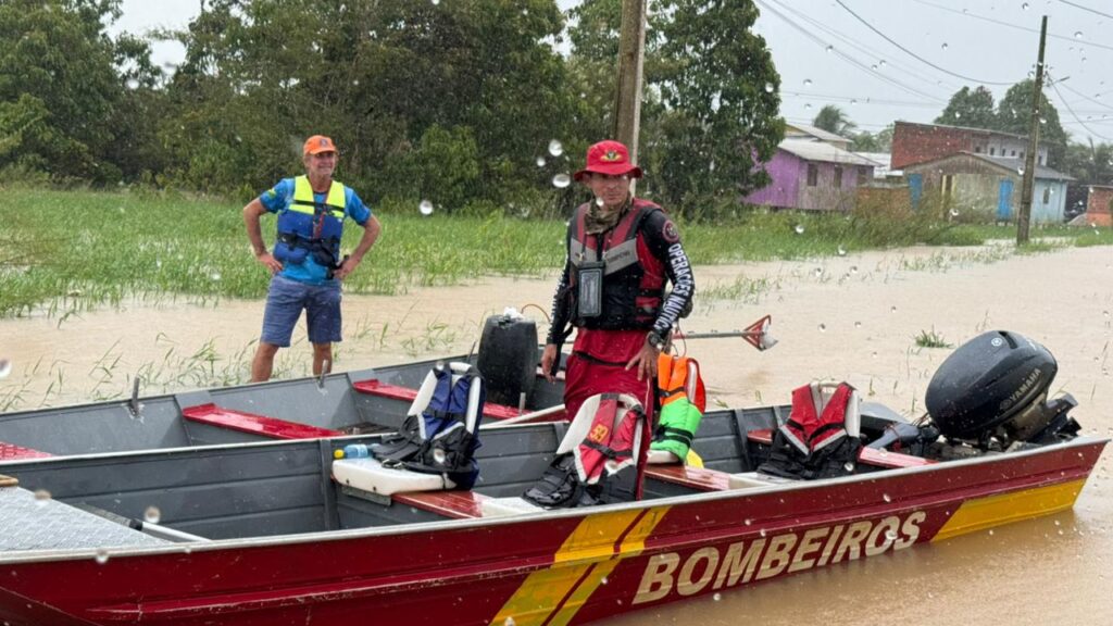 Equipes do Corpo de Bombeiros realizam retirada de famílias em áreas alagadas pelo Rio Juruá. Foto: cedida