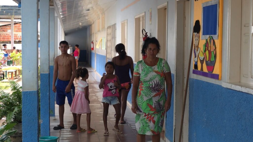 Abrigo montado em escola pública acolhe famílias desabrigadas pela cheia. Foto: Gledisson Albano/SEE