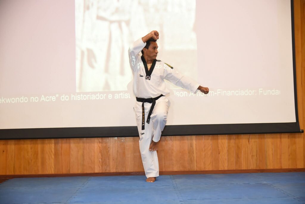 E, para Amorim, o esporte também foi um caminho. Praticante da modalidade, ele faz uma analogia entre a vida e o taekwondo, explicando como essa prática moldou sua forma de ser e de enxergar o mundo. Foto: Selmo Melo/Divulgação