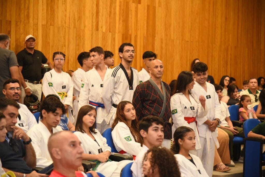 O presidente da Fundação Elias Mansour (FEM), Matheus Gomes de Sousa, ressalta que a publicação reafirma o compromisso do estado com a preservação da memória e da identidade cultural acreana. Foto: Selmo Melo/Divulgação